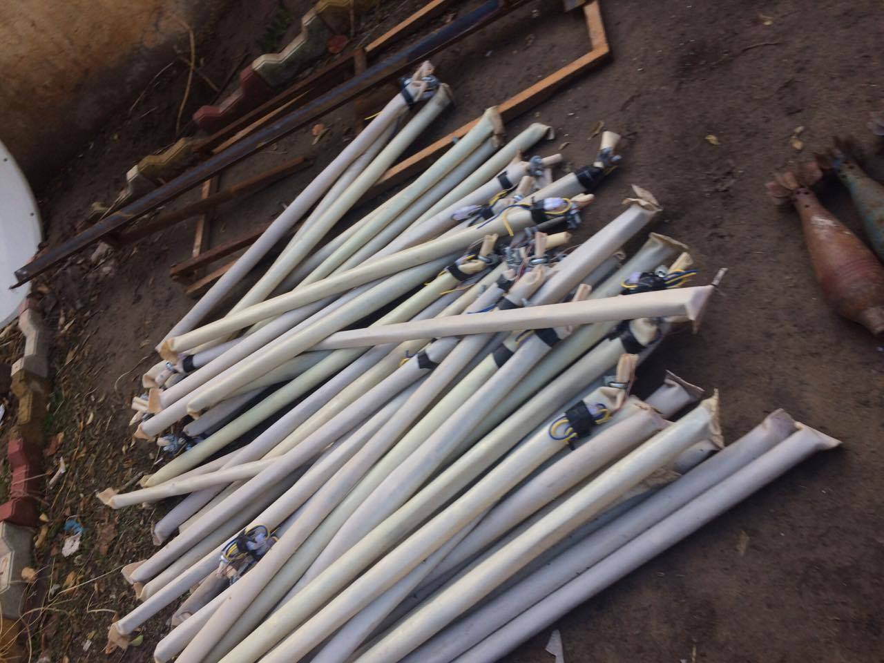 به‌ وێنه‌.. له‌ كارگه‌يه‌كى درووستكردنى چه‌كى داعشدا قوتوى بيره‌ و وێسكى دۆزرايه‌وه‌